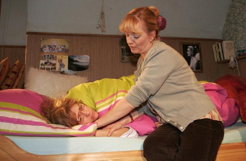 Lisa (Alexandra Neldel, l.) liegt mit psychosomatischem Fieber im Bett. Helga (Ulrike Mai, r.) hält das Gerede ihrer Tochter über Davids Liebesgeständnis für eine Halluzination. – Bild: SAT.1 /​ Noreen Flynn