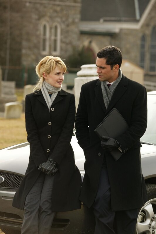 Aussprache unter Freunden und Kollegen: Det. Lilly Rush (Kathryn Morris, l.) und Det. Scott Valens (Danny Pino, r.) unetrhalten sich über die Vorfälle der letzten Wochen … – Bild: Warner Bros. Television