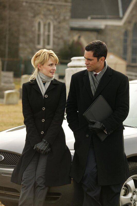 Aussprache unter Freunden und Kollegen: Det. Lilly Rush (Kathryn Morris, l.) und Det. Scott Valens (Danny Pino, r.) unetrhalten sich über die Vorfälle der letzten Wochen … – Bild: Warner Bros. Television