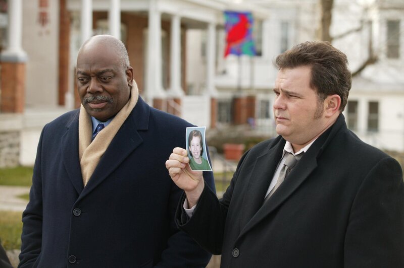 Det. Will Jeffries (Thom Barry, l.) und Det. Nick Vera (Jeremy Ratchford, r.) sind auf der Suche nach den Mördern des 1993 getöteten Kyle Bream … – Bild: Warner Bros. Television