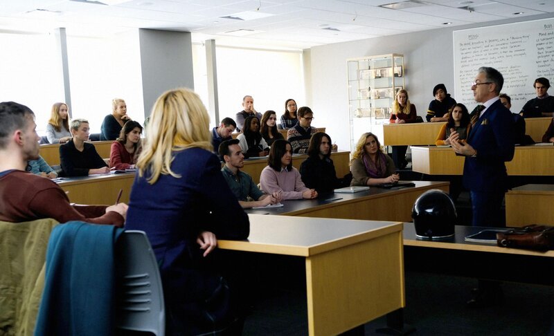 Dr. Dylan Reinhart (Alan Cumming, r.) – Bild: CBS Broadcasting, Inc. /​ Jeff Neira