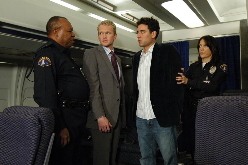 Da sich Barney (Neil Patrick Harris, 2.v.l.) und Ted (Josh Radnor, 2.v.r.) am New Yorker Flughafen verdächtig benommen hatten, werden sie festgenommen … – Bild: © 20th Century Fox International Television