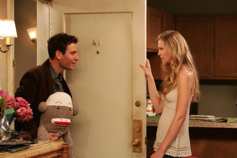 Ted (Josh Radnor, l.) gelingt es, Natalies (Anne Dudek, r.) Herz ein weiteres Mal zu erobern, doch bereits nach kurzer Zeit wird ihm klar, dass sie doch nicht „die Eine“ ist … – Bild: © 20th Century Fox International Television