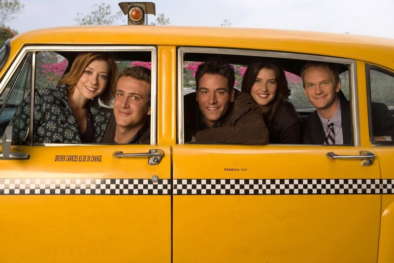 (1. Staffel) – Wie es früher war: Das Leben von Ted (Josh Radnor, M.) und seinen Freunden Marshall (Jason Segel, 2.v.l.), Barney (Neil Patrick Harris, r.), Lily (Alyson Hannigan, l.) und Robin (Cobie Smulders, 2.v.r.) … – Bild: © 20th Century Fox International Television