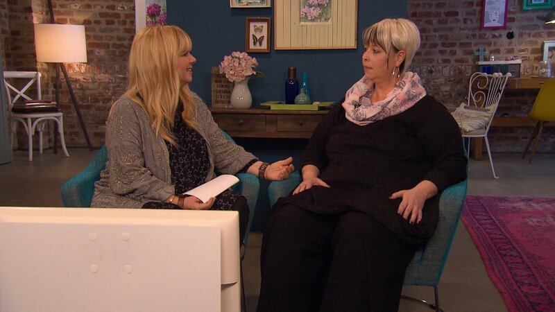 Durch Zufall fand Claudia (r.) heraus, dass sie noch eine ältere Schwester hat. Doch ihre Eltern wollen ihr nicht sagen, weshalb diese nicht in der Familie lebt. Claudia sucht Antworten und hofft, dass Julia Leischik (l.) welche findet … – Bild: © SAT.1