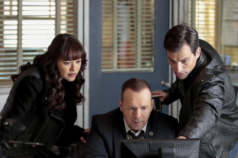 Danny (Donnie Wahlberg, M.) und Baez (Marisa Ramirez, l.) untersuchen einen Raubüberfall gemeinsam mit Detective Mosley (Johnathon Schaech, r.), der vor Jahren eine Affäre mit Baez hatte. Wird das die aktuellen Ermittlungen beeinträchtigen? – Bild: © 2016 CBS Broadcasting Inc. All Rights Reserved /​ Giovanni Rufino /​ Giovanni Rufino