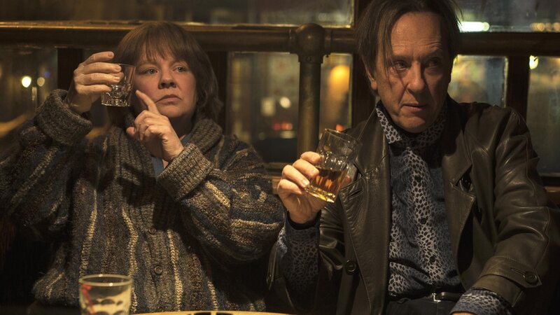 Lee Israel (Melissa McCarthy, l.); Jack Hock (Richard E. Grant, r.) – Bild: Twentieth Century Fox Film Corporation / Mary Cybulski Lee Israel (Melissa McCarthy, l.); Jack Hock (Richard E. Grant, r.) – Bild: Twentieth Century Fox Film Corporation / Mary Cybulski