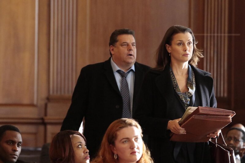 Erin (Bridget Moynahan, r.) und Anthony (Steve Schirripa, l.) bei der Verhandlung in einem Mordfall, doch ihr Zeuge erscheint nicht. Wie soll sie nun den wahren Mörder hinter Gitter bringen? – Bild: © 2016 CBS Broadcasting Inc. All Rights Reserved /​ Giovanni Rufino /​ Giovanni Rufino