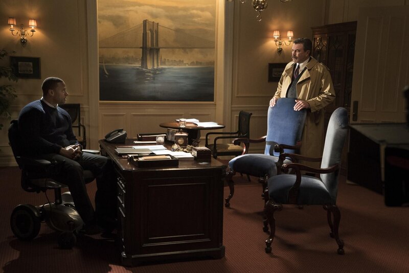 Frank (Tom Selleck, r.) ist entsetzt: Sein Mayor (David Ramsey, l.) will nach zu viel öffentlichem Druck zurücktreten. Trägt Frank Mitschuld an seiner Entscheidung? – Bild: © 2016 CBS Broadcasting Inc. All Rights Reserved /​ John Paul Filo /​ John Paul Filo