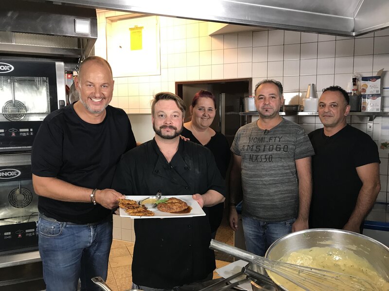 Schafft es Starkoch Frank Rosin, die „Bürgerstube Lambrecht“ von Sybille und Orhan wieder auf Spur zu bringen? – Bild: Kabel Eins