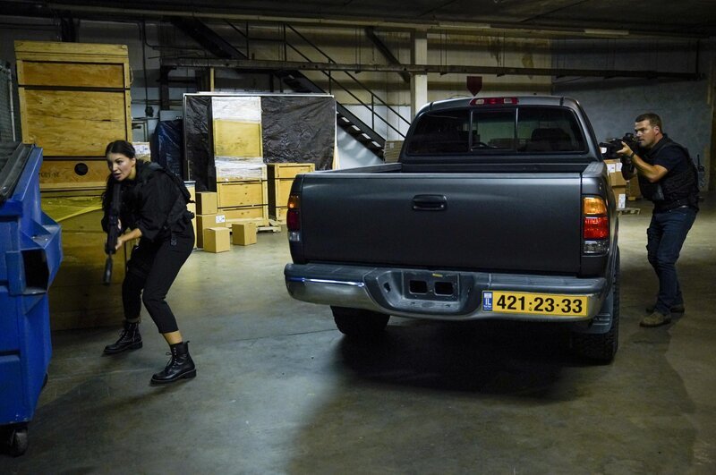 Eliana Sapir (Natassia Halabi, l.); G. Callen (Chris O’Donnell, r.) – Bild: CBS Broadcasting, Inc. /​ Erik Voake