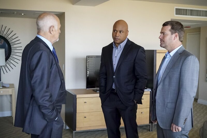 (v.l.n.r.) Hollace Kilbride (Gerald McRaney); Sam Hanna (LL Cool J); G. Callen (Chris O’Donnell) – Bild: CBS Broadcasting, Inc. /​ Bill Inoshita