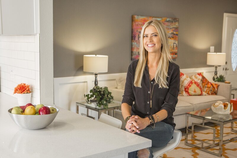 Das Fundament des gekauften Hauses ist alles andere als gut. Obwohl Christina das Geld lieber an anderer Stelle einsetzten würde, sorgt die notwendige Reparatur für einen Rückschlag … – Bild: © 2014, HGTV/​Scripps Networks, LLC.  /​ Gilles Mingasson /​ Gilles Mingasson