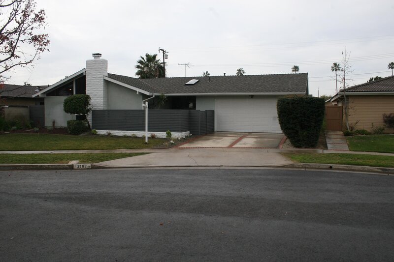 In Placentia stoßen Christina und Tarek auf ein Haus aus den 1950er Jahren und sind sofort von dem einzigartigen Design begeistert. Werden sie noch eine erschreckende Entdeckung machen? – Bild: © 2015, HGTV/​Scripps Networks, LLC.