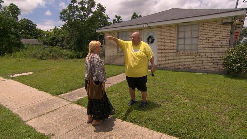 In den USA macht sich Julia Leischik (l.) auch die Suche nach Ingrids Sohn, den sie vor 64 Jahren auf Anraten ihrer Familie zur Adoption freigab … – Bild: © SAT.1