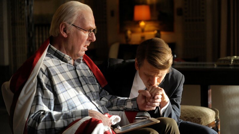 Joe Kennedy Senior (Tom Wilkinson, l) und Bobby Kennedy (Barry Pepper) – Bild: WDR/​Palatin Media Film- & Fernseh GmbH