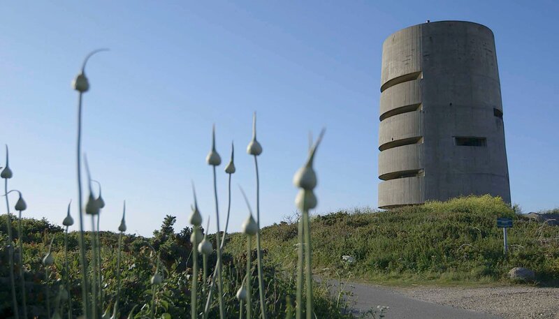 Hinterlassenschaften der deutschen Wehrmacht – sie errichte unzählige Bunker, Tunnel und Festigungsanlagen auf Guernsey. – Bild: NDR/​Ralf Biehler /​ NDR Presse und Information