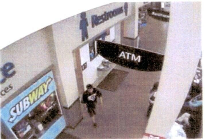 Walmart Überwachungskamera zeigt einen der Täter, der in neuem T-Shirt läuft. – Bild: RTL /​ Arrow International Media