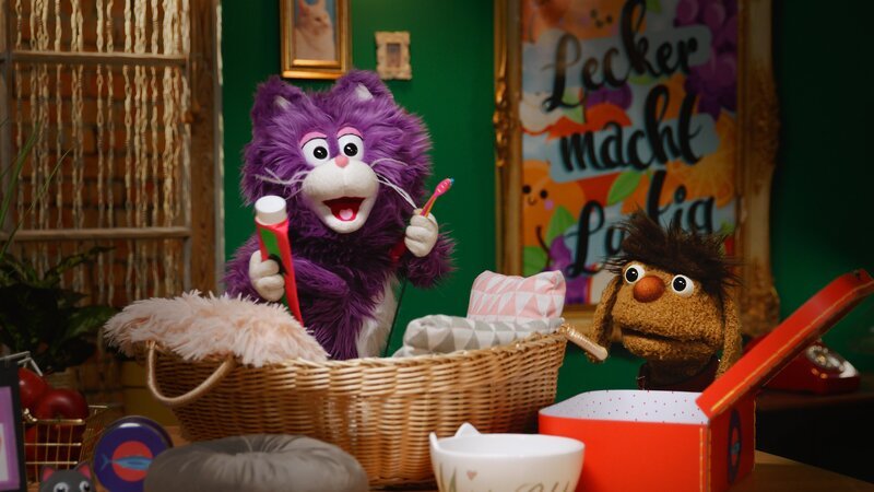 MiWau packt ihren Koffer fürs Angelcamp. – Bild: rbb/​Anderthalb