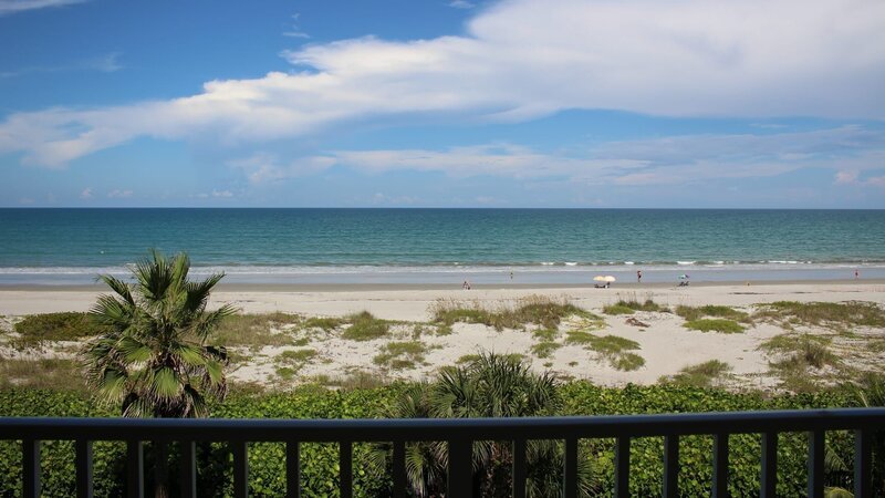 Coral Sands has a breathtaking view of the beach from the condo’s balcony as seen on HGTV’s Beachfront Bargain Hunt. – Bild: Discovery, Inc. All Rights Reserved.
