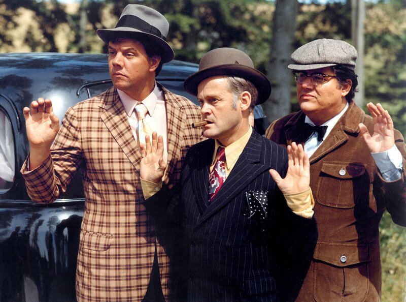Egon Olsen (Ove Sprogøe, Mitte) und seine Kumpanen Benny (Morten Grunwald, li.) und Kjeld (Poul Bundgaard) geben sich geschlagen. – Bild: MDR/​Degeto