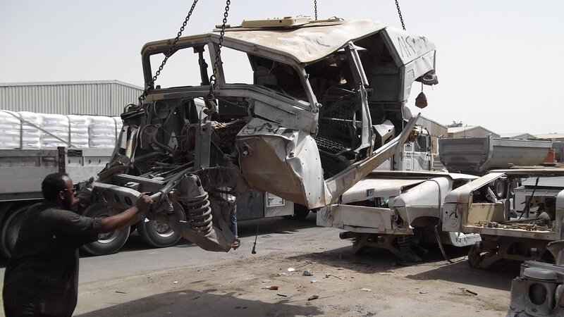 Autoschrott wird mit einem Kran bewegt – Bild: Warner Bros. Discovery