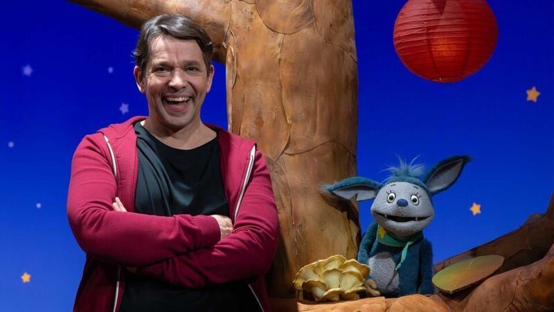 Fidi und Juri sprechen über den Spruch: „Der Winter steht vor der Tür“. Fidi erzählt vom Winterschlaf ihrer Familie. – Bild: KiKA