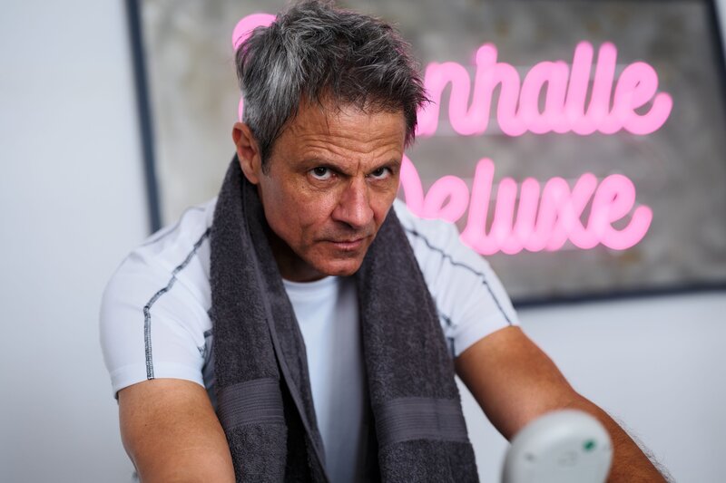 Benedikt (Jens Hajek) blickt der nächsten Runde im Kampf gegen Patrizia entschlossen entgegen. – Bild: RTL /​ Stefan Behrens /​ Rückkehr des Alphatiers