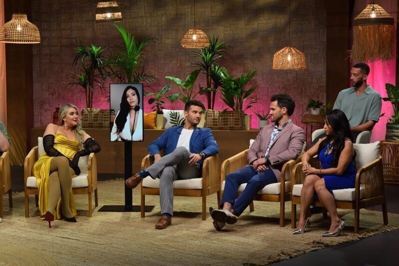 Cortney Reardanz, Jeniffer Tarazona, Cole Anderson, Mei Tang, and Joseph Smith listen as Rocky Russo speaks – Bild: Warner Bros. Discovery, Inc. or its subsidiaries and affiliates