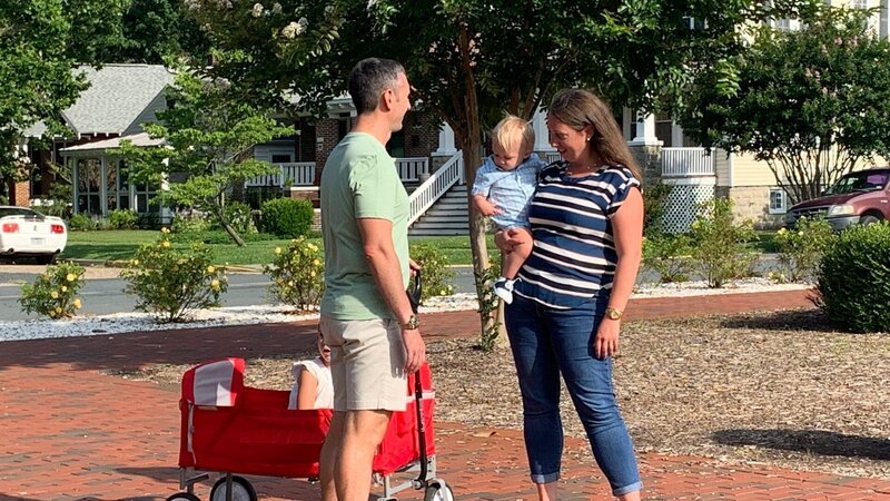 Contributors Christopher Stahl (CL) and Kristen Stahl (R) enjoy a beautiful day doing a tour through the historic district of Cape Charles with their children Charlotte Stahl (L) and Andrew Stahl (CR) as seen on HGTV’s Beachfront Bargain Hunt. – Bild: Discovery, Inc. All Rights Reserved.