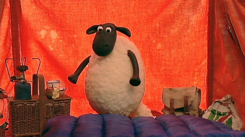 In einem Zelt gibt es viele interessante Dinge zu sehen. Wofür die wohl alle gut sind? – Bild: WDR/​Aardman Animation Ltd./​BBC