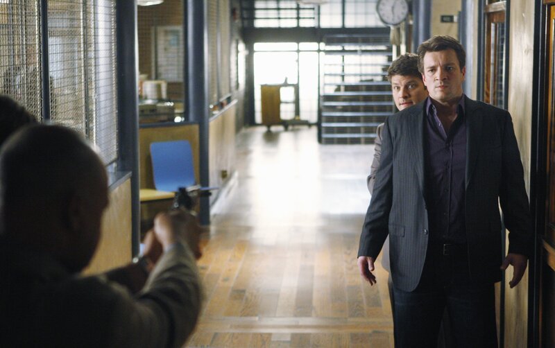 Captain Roy Montgomery (Ruben Santiago-Hudson, l.) zwingt Dick (Jay R. Ferguson, M.), welcher Castle (Nathan Fillion, l.), hinter Vorgehaltener Waffe als Geisel hält, sich zu stellen … – Bild: ABC Studios