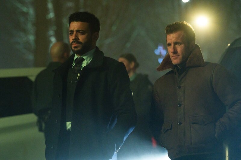 L – R: Ryan Broussard als Mike Sherman, Scott Caan als Jason Grant – Bild: Sony Pictures Television Inc. and Fox Media LLC