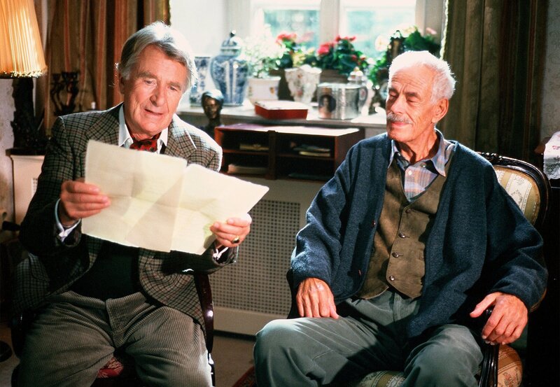 Die Rettung für Sandin: Friedrich Lütjohann (Rolf Illig, rechts) und Hubertus Friedrich Graf von Saatlow (Günther Schramm) sehen eine Chance, das Schloss zu halten. – Bild: MDR/​DEGETO