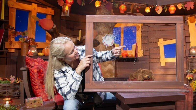 Singa spielt Regentropfenrennen im Baumhaus und schaut, welcher Tropfen am schnellsten ist. – Bild: KiKA