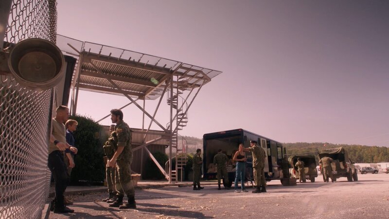 Ein überlebenswichtiges Spenderorgan für den Präsidentschaftskandidaten von Ecuador wird auf dem Transport durch Rebellen aufgehalten – haben Jack (George Eads, l.) und vor allem MacGyver (Lucas Till, 2.v.l.) einen geistreichen Einfall, die wichtige Fracht zu verteidigen? – Bild: CBS Broadcasting, Inc.