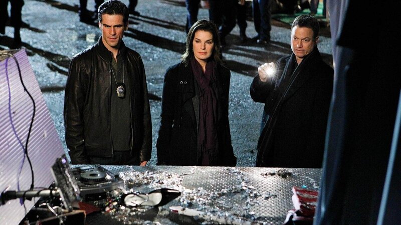 Mehrere Insassen eines Sattelschleppers sterben, als dieser in den Hudson River stürzt. V.l.: Det. Don Flack (Eddie Cahill), Det. Jo Danville (Sela Ward) und Det. Mac Taylor (Gary Sinise) stellen fest, dass der Laderaum offensichtlich für eine ausgelassene Party genutzt wurde. – Bild: MG RTL D /​ CBS