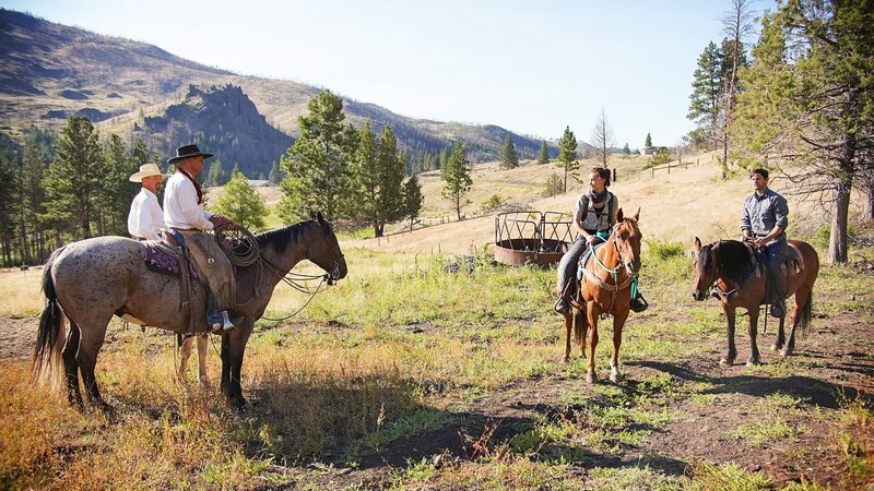 Jessica Chobot (2.v.r.) und Phil Torres (r,) interviewen zwei Cowboys auf einer Ranch in Oregon. – Bild: Warner Bros. Discovery