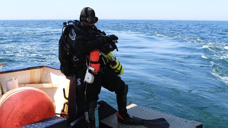 „Helicopter Underwater Escape Training“ in the „Maritime Competence Center“ in Elsfleth prepares Andi Peters and his troops ideally for potentially dangerous situations. – Bild: Florian Geiss