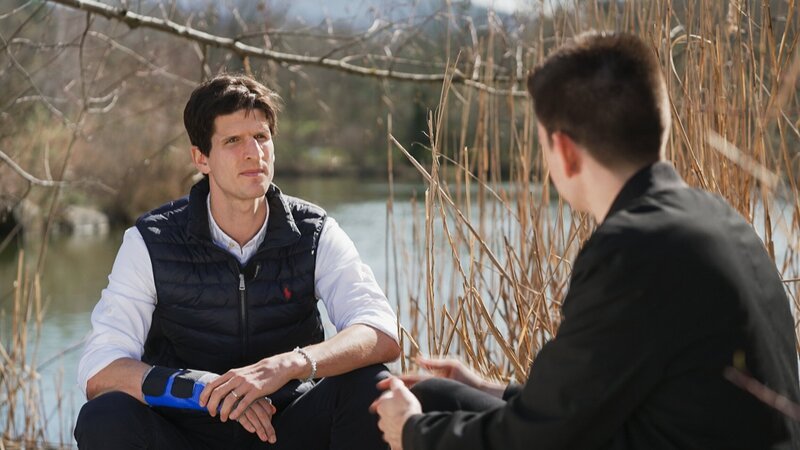 v.li.: Timm Klose im Gespräch mit Calvin Stettler – Bild: SRF