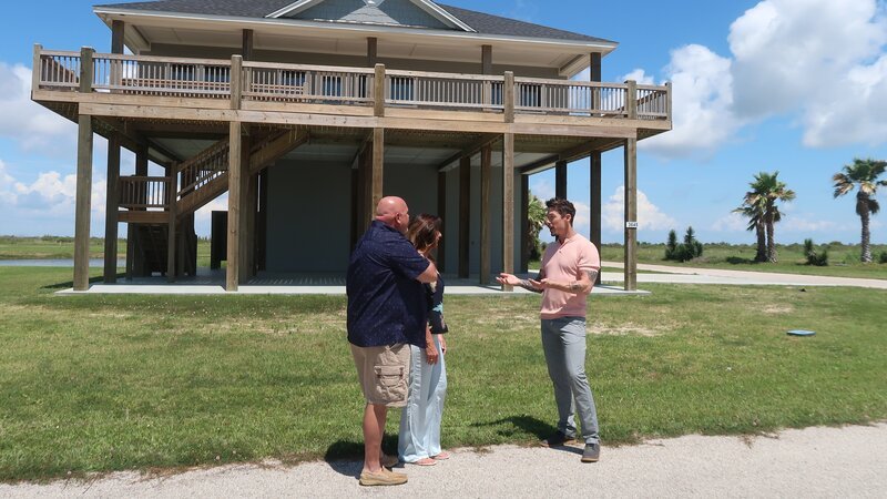 David meets winners at house 3. – Bild: HGTV