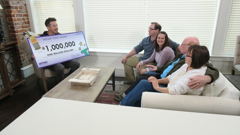 David Bromstad meets our winners at their old home, he holds the lottery check. Old home – Bild: Scripps Networks, LLC. All Rights Reserved.