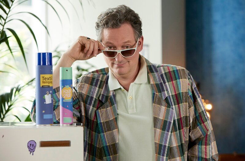 Kindern der 80er ist das Gas FCKW noch ein Begriff. Damit verbunden war auch das Ozonloch damals ein Riesenthema. Doch was ist eigentlich aus ihm geworden? Gibt es das noch? Eckart von Hirschhausen kennt die Antworten und zeigt, warum wir mit der Ozonloch-Geschichte Mut für die Bewältigung der Klimakrise schöpfen könnten. – in „Wissen vor acht – Erde“. – Bild: ARD/​Kai Schulz