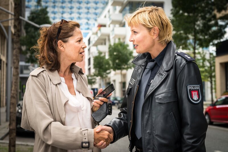 Melanie (Sanna Englund, r.) trifft sich mit Annette Oosten (Angela Roy, l.), um herauszufinden, ob es sich bei der Kollegin um die Informantin von Heike Bundschuh handelt. – Bild: PLURIMEDIA (ZDF /​ Boris Laewen)