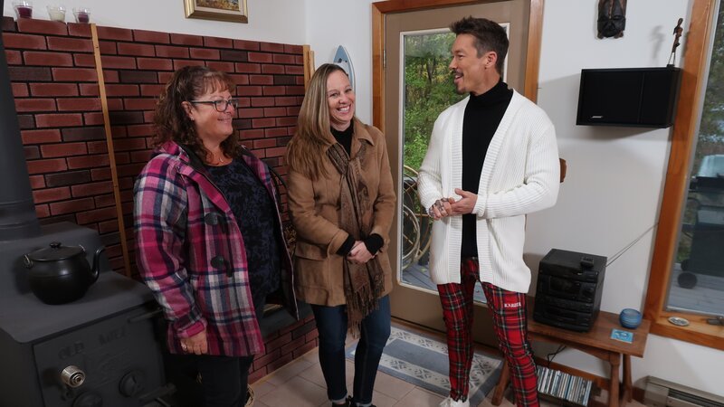 David Bromstad shows winners around the home – Bild: HGTV /​ Focus HMLHM604_328758_1320108 /​ Scripps Networks, LLC