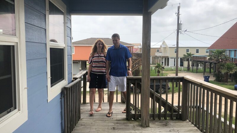 Contributors Kale Jeffery (R) and Jacqui Jeffery (L) walk up to tour Barefoot Days on the large front deck area as seen on HGTV’s Beachfront Bargain Hunt. – Bild: HGTV /​ Scripps (Focus)