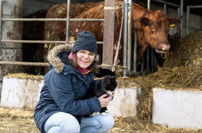 Heute geht es ins ostwestfälische Scharmede, ein Ort zwischen Salzkotten und Paderborn. Gastgeberin Anja Pötting mit den Rindern des Hofs. – Bild: WDR/​Melanie Grande