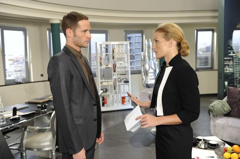 David (Lee Rychter, l.) schafft es nicht, Annett (Tanja Wenzel, r.) vom Ergebnis des Gentests zu erzählen; provoziert einen Krach. – Bild: SAT.1