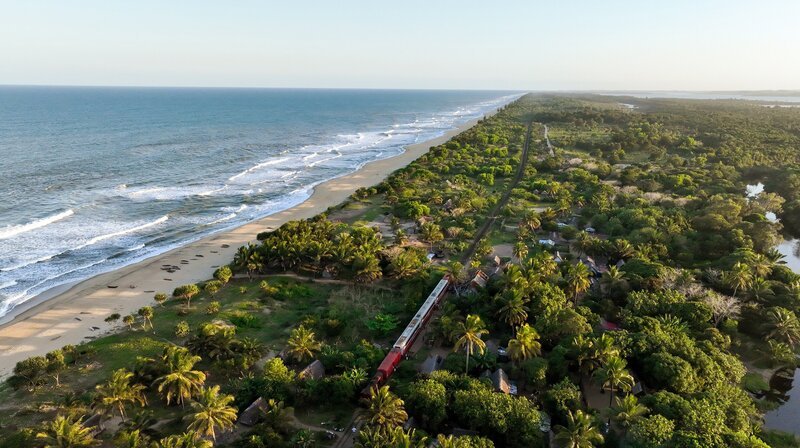 Eine von zwei Bahnlinien in Madagaskar: Die „Dia Tsara“-Linie vom Zentralmassiv an die Ostküste. – Bild: NDR/​Jonny Müller-Goldenstedt