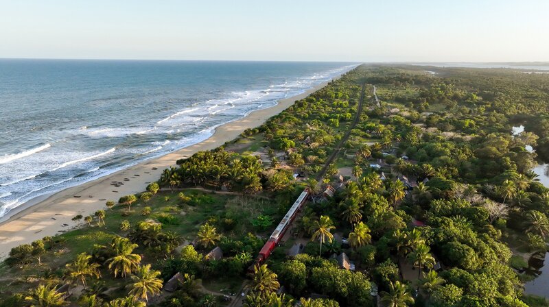 Eine von zwei Bahnlinien in Madagaskar: Die „Dia Tsara“-Linie vom Zentralmassiv an die Ostküste. – Bild: NDR/​Jonny Müller-Goldenstedt